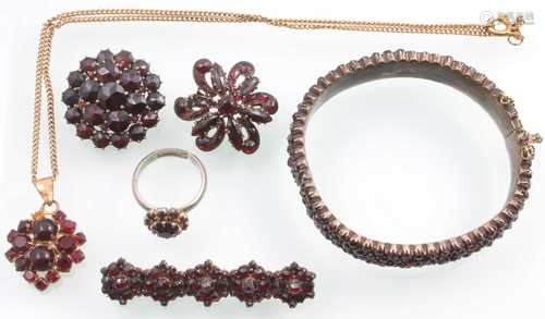 6-teiliger Konvolut Granatschmuck, teils antik, lot of garnet jewelry, partly antique,