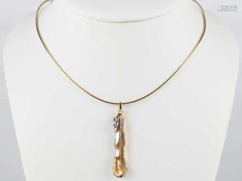 585 Gold Collier, Anhänger Biwa Perle mit zwei Brillanten 0,12 ct an Goldkette, gold necklace w