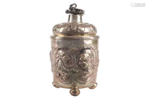 Nürnberg 18. Jahrhundert Silber Kugelfuß Deckelpokal, silver goblet 18th century,Nü