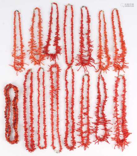 15 Korallenketten, coral necklaces,15 Korallenketten, coral necklaces,teils Vint