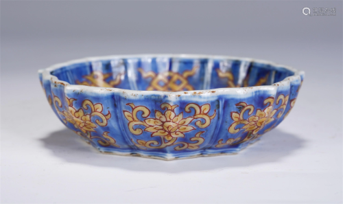 A CHINESE BLUE GLAZED GOLD PAINTED PORCELAIN PLATE