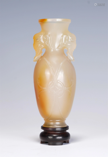 A CHINESE CARVED AGATE VASE