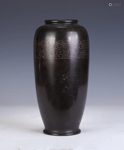 A CHINESE BRONZE VASE WITH SILVER WIRE INLAIDED