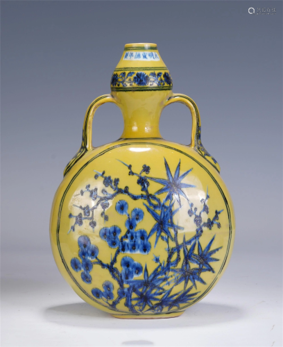 A CHINESE YELLOW GROUND BLUE&WHITE PORCELAIN MOONFLASK