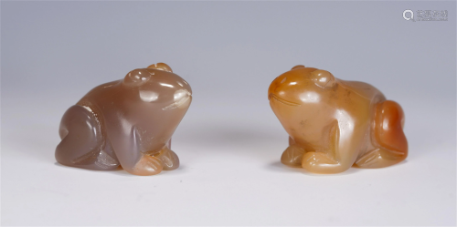 A PAIR OF CHINESE AGATE CARVING OF FROGS