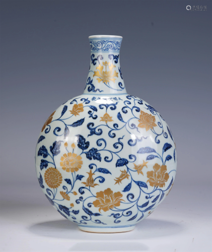 A CHINESE GOLD-PAINTED BLUE & WHITE PORCELAIN MOONFL…