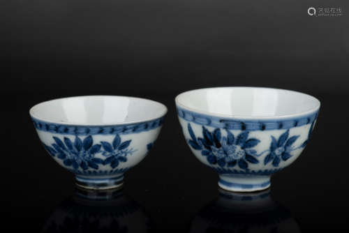 PAIR OF BLUE AND WHITE CUPS WITH COVER
