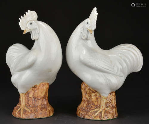 PAIR OF EXPORT PORCELAIN ROOSTER