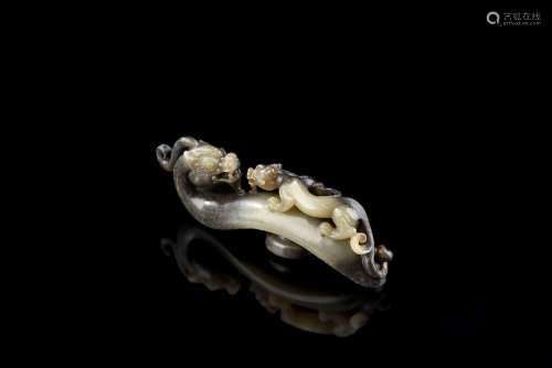 BLACK AND WHITE JADE CARVED DRAGON HOOK