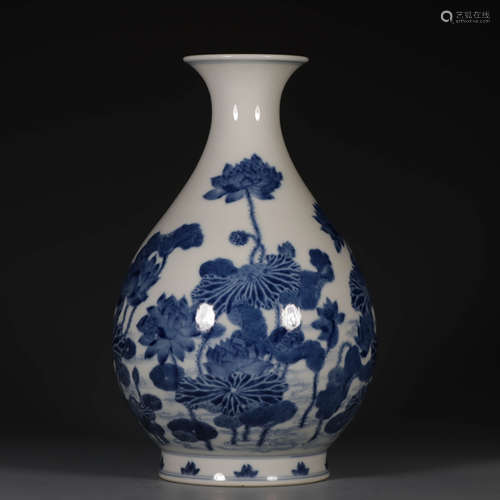 A BLUE AND WHITE LOTUS PATTERN PORCELAIN VASE