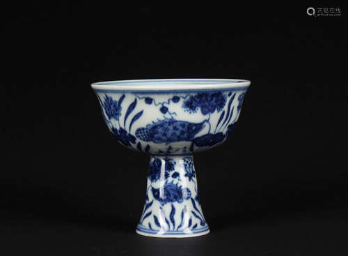 A BLUE AND WHITE FISH&ALGAE GRAIN PATTERN PORCELAIN STANDING CUP