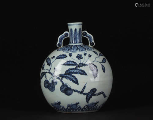 A BLUE AND WHITE FLORAL PORCELAIN VASE