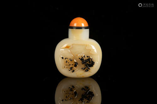 AGATE CLEVERLY CARVED 'MONKEY AND DOG' SNUFF BOTTLE