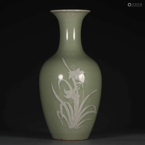 A PEA GREEN GLAZE FLOWERS CARVED PORCELAIN VASE