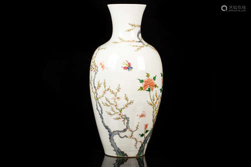 FAMILLE ROSE 'FLOWERS' VASE