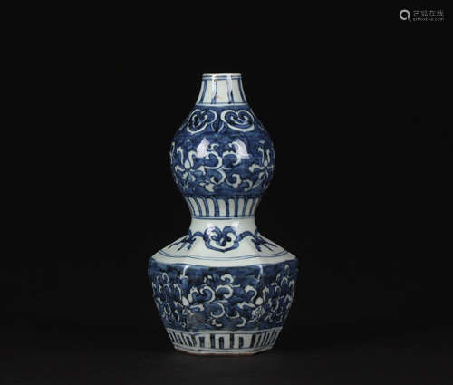 A BLUE AND WHITE FLORAL PORCELAIN GOURD-SHAPED VASE