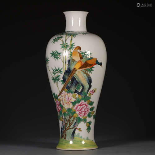 A FAMILLE ROSE FLOWER&BIRD PATTERN PORCELAIN VASE