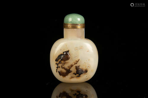 AGATE CLEVERLY CARVED 'FLOWERS AND BIRDS' SNUFF BOTTLE