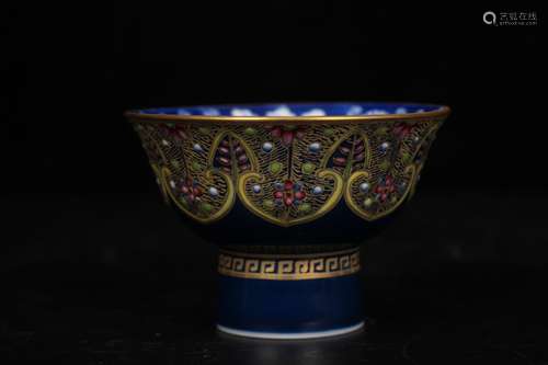 QING DYNASTY QIANLONG PERIOD--INTERNAL BLUE WHITE FLOWER AND OUTSIDE BLUE GLAZING GILT PATTERN HIGH-HEELED CUP