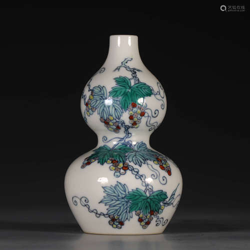 A DOUCAI GRAPE PATTERN PORCELAIN GOURD-SHAPED VASE