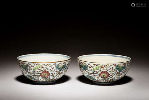 PAIR OF FAMILLE ROSE 'LOTUS FLOWERS' BOWLS