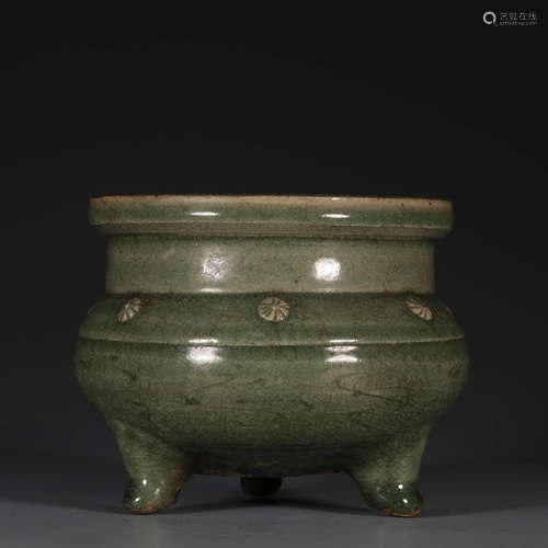 A LONGQUAN KILN PORCELAIN THREE-LEGGED INCENSE BURNER