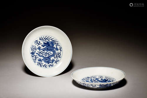 PAIR OF BLUE AND WHITE 'DRAGONS' DISHES