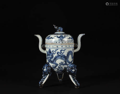 A BLUE AND WHITE DRAGON PATTERN PORCELAIN THREE-LEGGED INCENSE BURNER