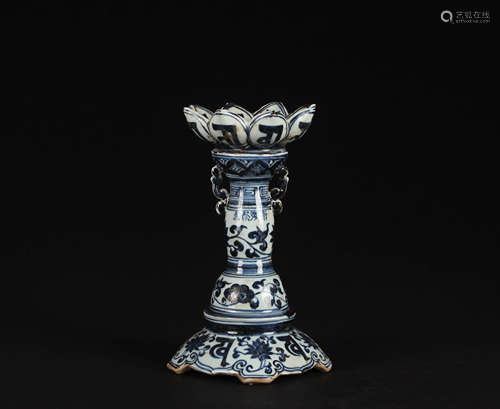 A BLUE AND WHITE FLORAL PORCELAIN LOTUS PETAL SHAPED CANDLESTICK