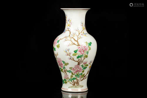 FAMILLE ROSE 'FLOWERS' VASE