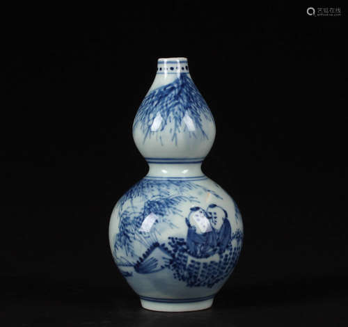 A BLUE AND WHITE FIGURE PORCELAIN GOURD-SHAPED VASE