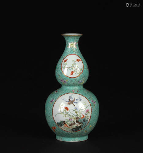 A VIRIDIS GROUND FAMILLE ROSE FLORAL PORCELAIN GOURD-SHAPED VASE