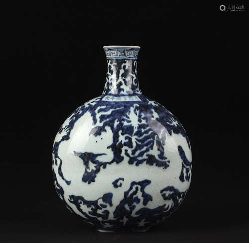 A BLUE AND WHITE DRAGON PATTERN PORCELAIN VASE