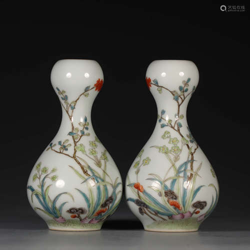 A PAIR OF FAMILLE ROSE FLORAL PORCELAIN GARLIC-HEAD BOTTLE