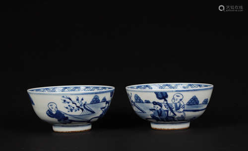 A PAIR OF BLUE AND WHITE FIGURES PORCELAIN BOWLS