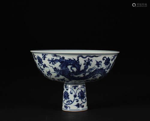 A BLUE AND WHITE DRAGON PATTERN PORCELAIN STANDING BOWL