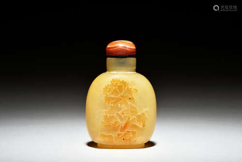 AGATE CARVED 'FLOWERS' SNUFF BOTTLE