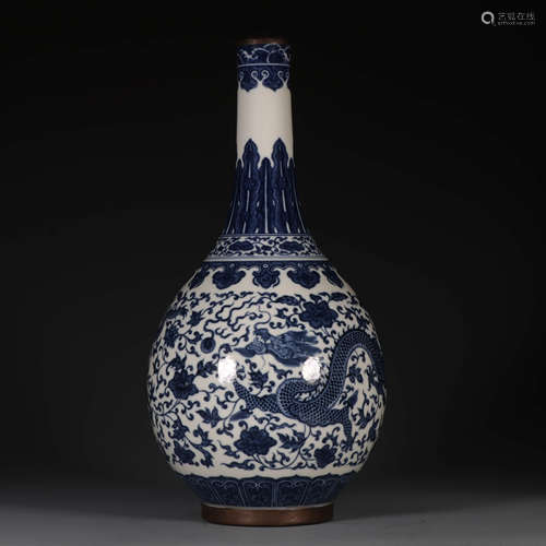 A BLUE AND WHITE DRAGON PATTERN PORCELAIN VASE