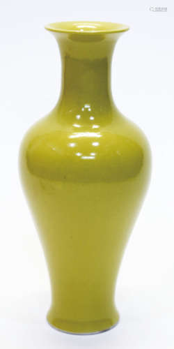清 黃釉觀音瓶