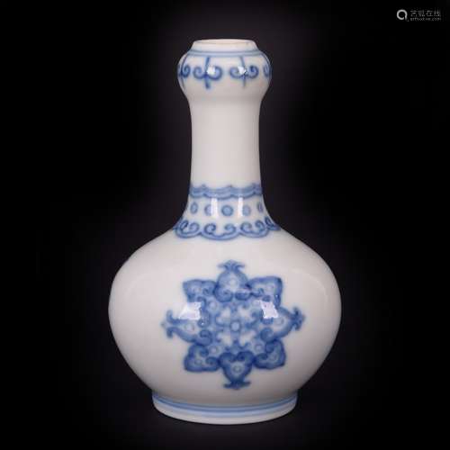 Blue and White Garlic Head Porcelain Vase, Yongzheng Ma