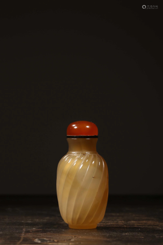 A CARVED AGATE SNUFF BOTTLE.QING PERIOD 清