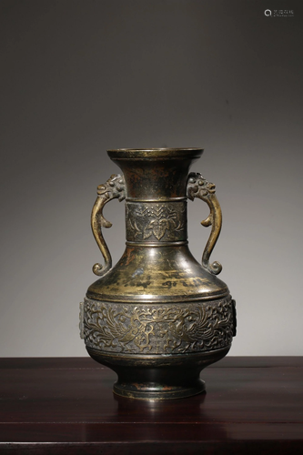 A BRONZE 'DRAGON' VASE.QING PERIOD 清 铜