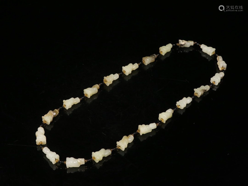 A CARVED WHITE JADE NECKLACE 和田玉