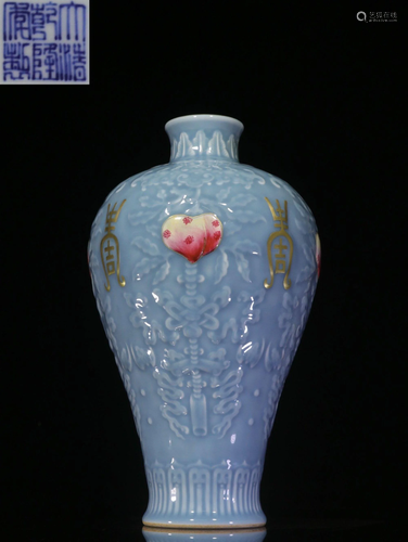 A BLUE-GROUND GILT-DECORATED VASE.MARK OF QIANL…