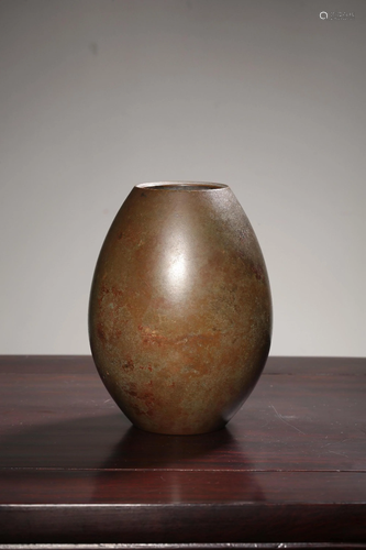 A BRONZE VASE.QING PERIOD 清 铜制