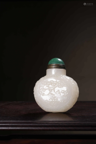 A CARVED WHITE JADE SNUFF BOTTLE.QING PERIOD 清