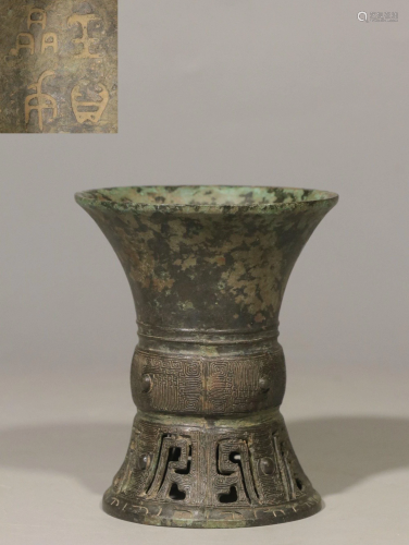 AN ARCHAIC BRONZE WINE VESSEL 旧藏.精