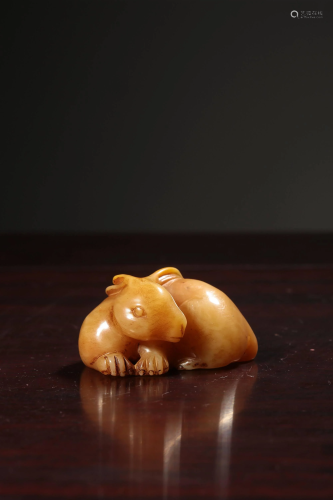 A CARVED SOAPSTONE RABBIT.QING PERIOD 清