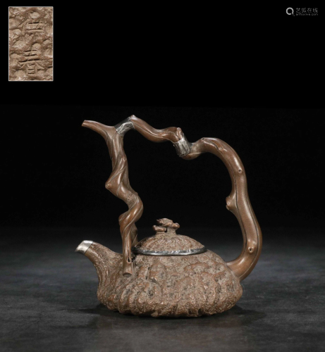 A YIXING TEAPOT AND COVER. 旧藏.“