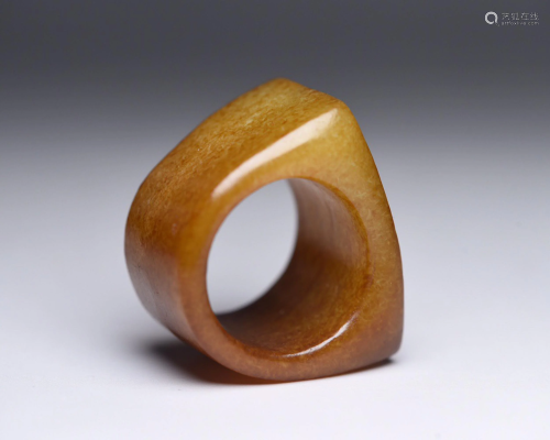 A WHITE JADE ARCHER'S RING.QING PERIOD 清